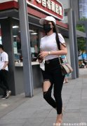 【就爱时尚】白色短袖小圆脖背心搭配黑色细腿牛仔裤干净显皮肤白
