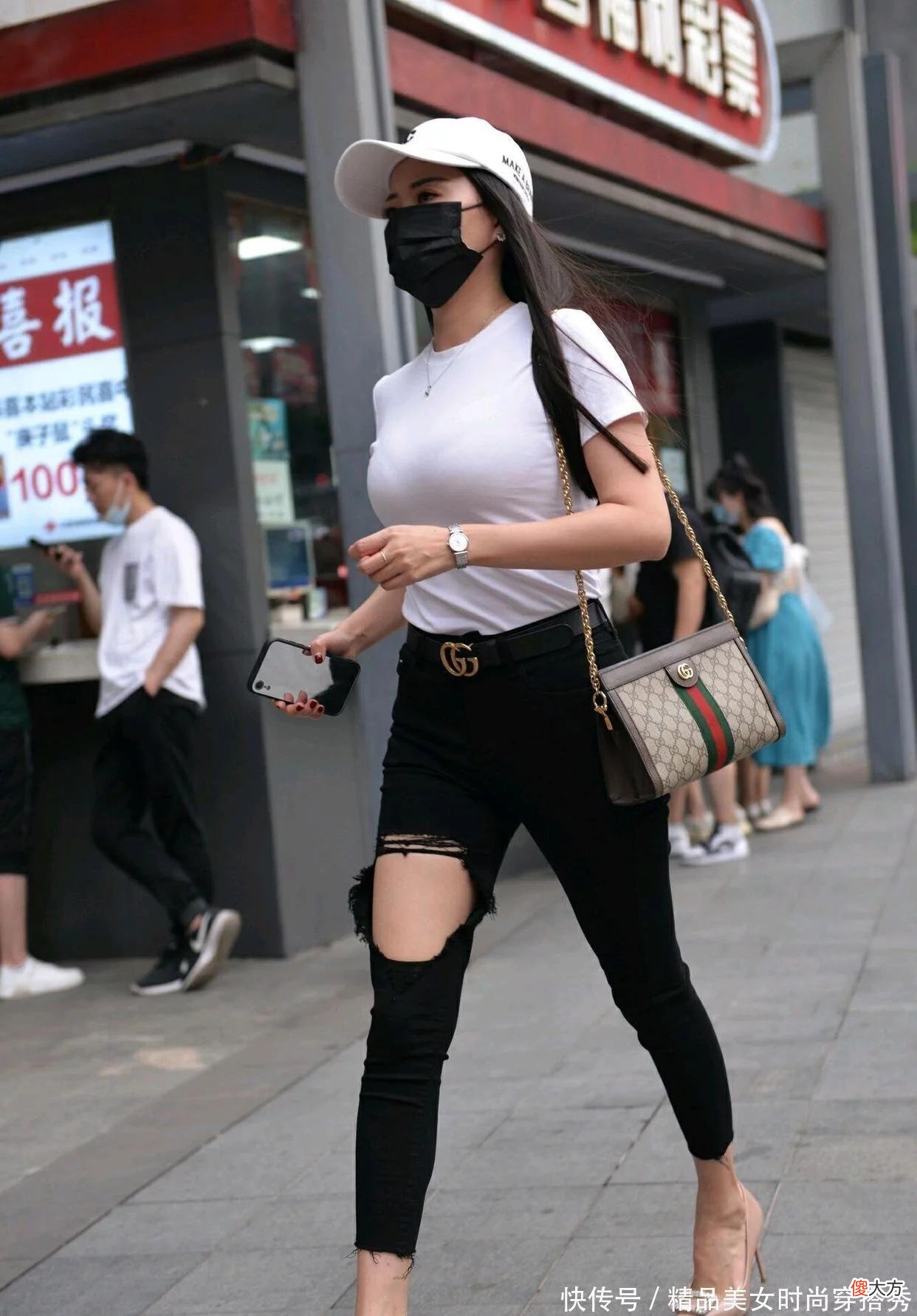 【就爱时尚】白色短袖小圆脖背心搭配黑色细腿牛仔裤干净显皮肤白