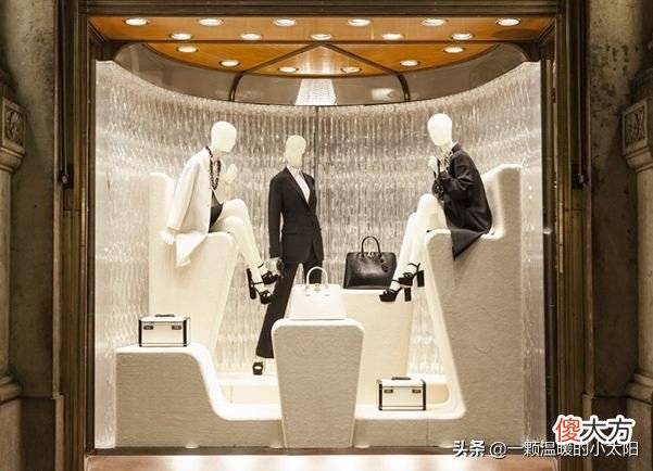 一件漂亮的衣服放在橱窗里挂着特价80元的牌子，可是一周都无人问津，卖不出去