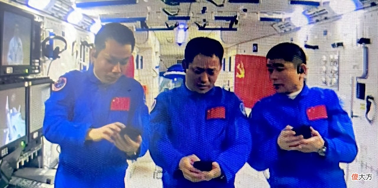 航天员们都用什么手机 飞行员手机有什么好