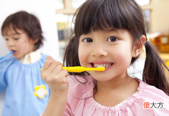 孩子天天刷牙，怎么还长了满口黑牙？这几点原因，家长要重视