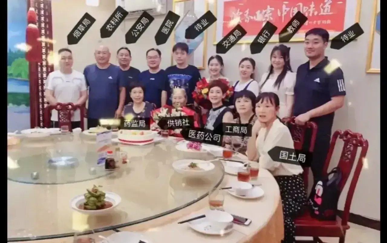 今早一打开头条，就被这张图片刷屏了,图片来源和真实性待考