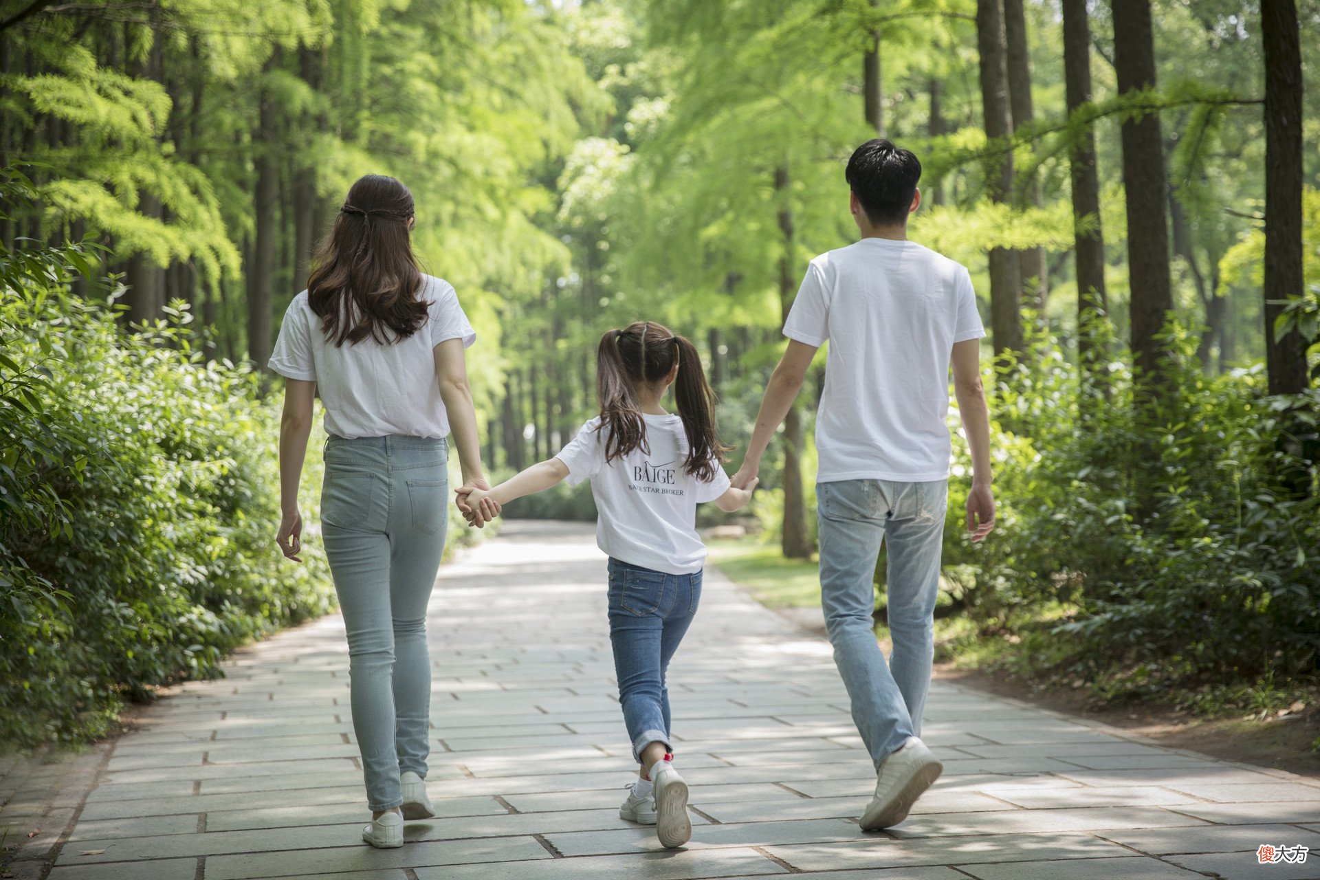 “你怎么能这样带孩子，心真大”：你会让你的孩子玩泥巴吗？