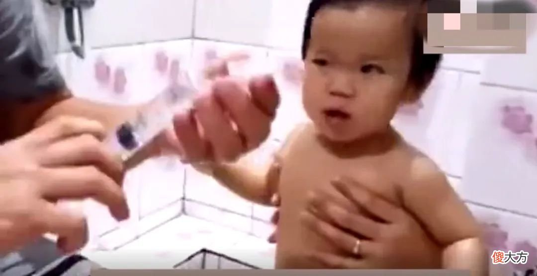 爸爸给女儿洗鼻子，方法科学吗？