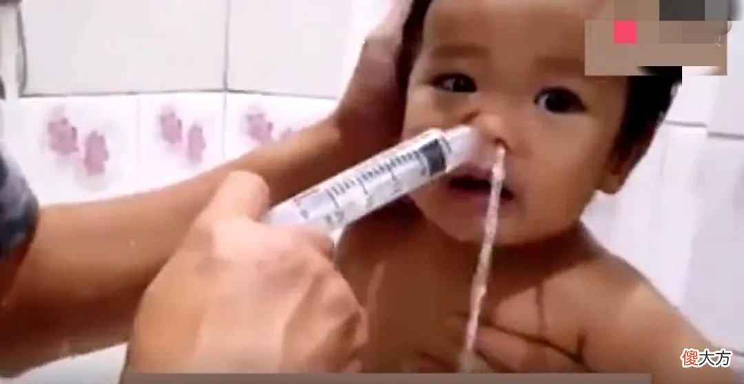 爸爸给女儿洗鼻子，方法科学吗？