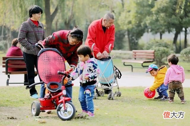 孩子“窝里横,外面怂”,不外乎这3个原因,家长现在纠正还不晚