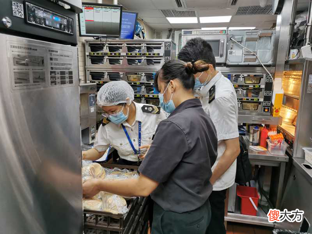 不小心吃了过期食物会怎么样 一不小心吃了过期的食物怎么办