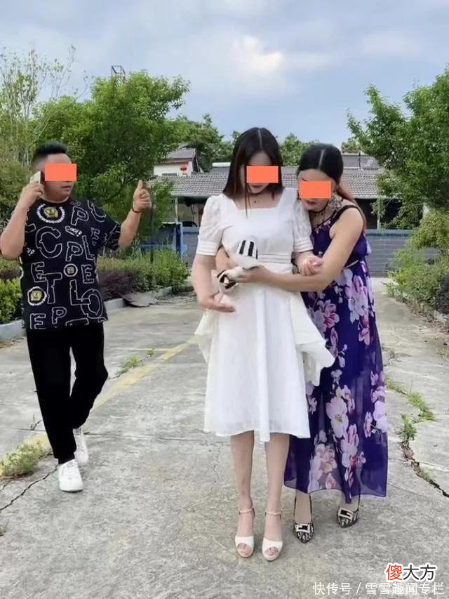 【时尚一点】女子生理期染红裤子，男子见后一脸嫌弃，一女子脱下衣服为她遮挡