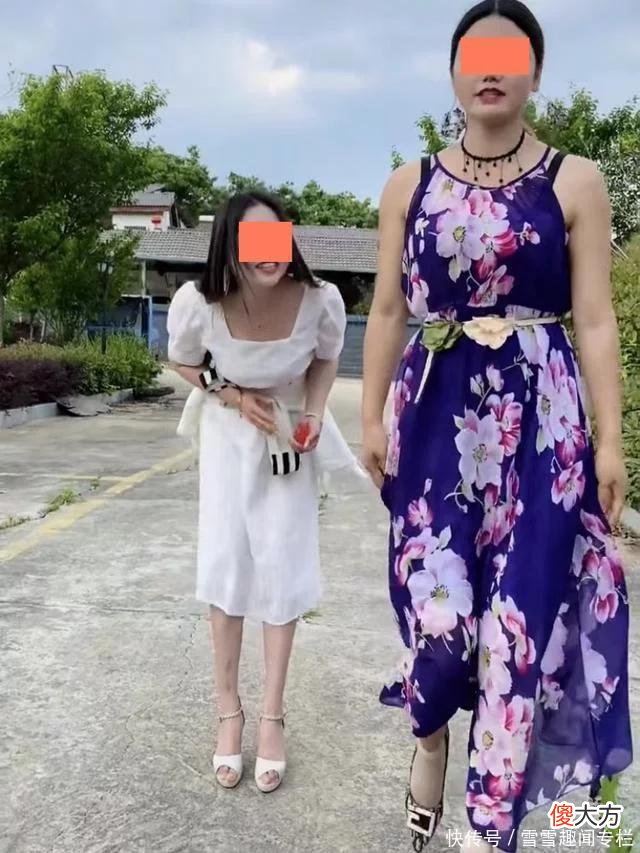 【时尚一点】女子生理期染红裤子，男子见后一脸嫌弃，一女子脱下衣服为她遮挡