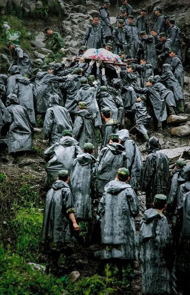 叶小沫是2008年四川高考生，在高考前25天的那天下午，突如其来的汶川大地震