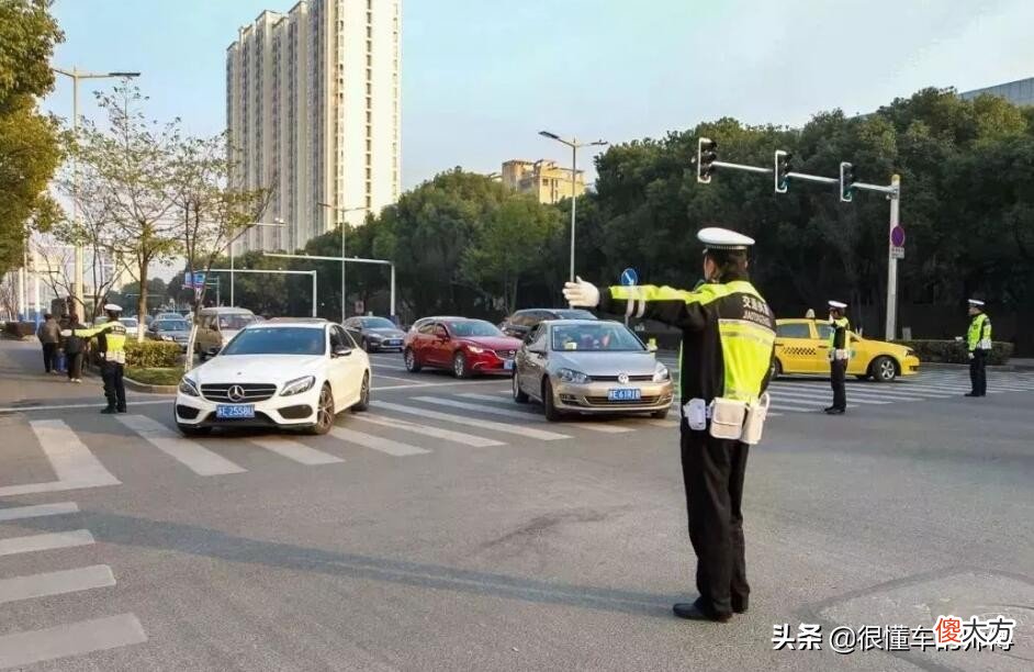 闯红灯拍哪三张照片 闯红绿灯拍照是哪三张照片