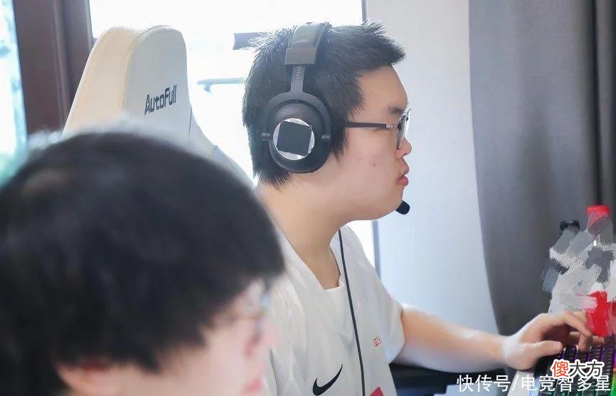 【游戏世界】Bin开始改变自己打法？比赛竟然玩塞恩，网友锐评：为时已晚