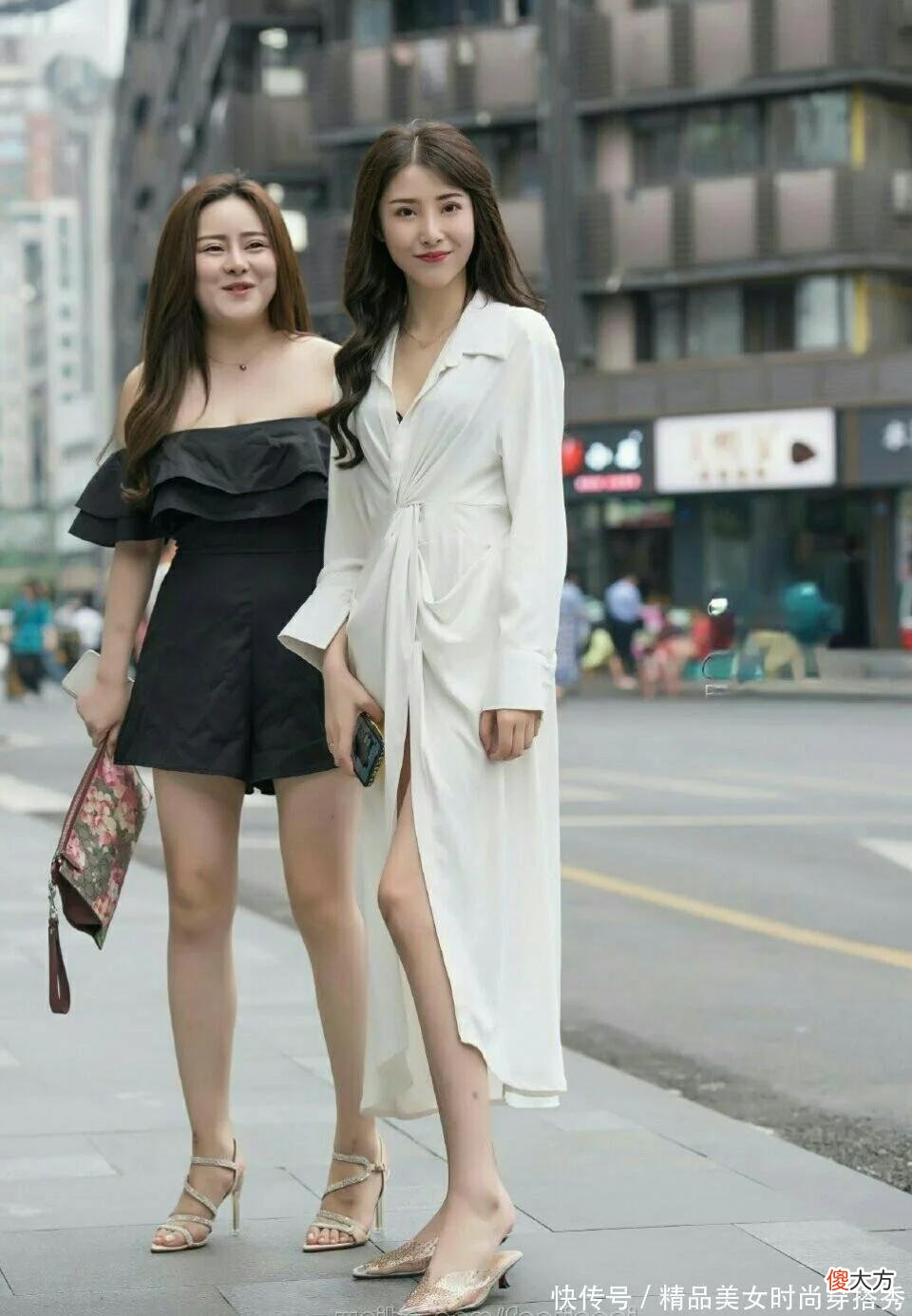 【就爱时尚】穿白色大V领睡衣上街的美女姐姐，这也太撩人性感了吧