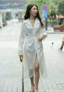 【就爱时尚】穿白色大V领睡衣上街的美女姐姐，这也太撩人性感了吧