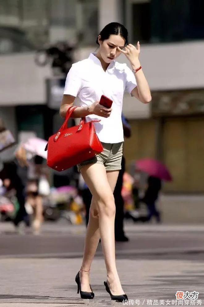 【就爱时尚】女性搭配高跟鞋，展现出自己的优雅气息