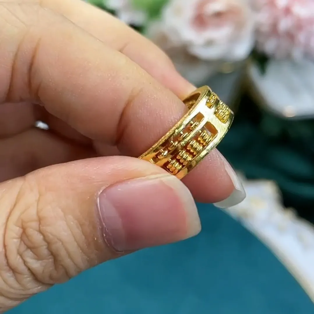 一位30多岁的女子来到店里，从口袋里取出一枚算盘金戒指