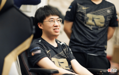 【游戏世界】小虎夸赞chovy飞机玩得好，引起LCK网友不满？为什么不提Faker！