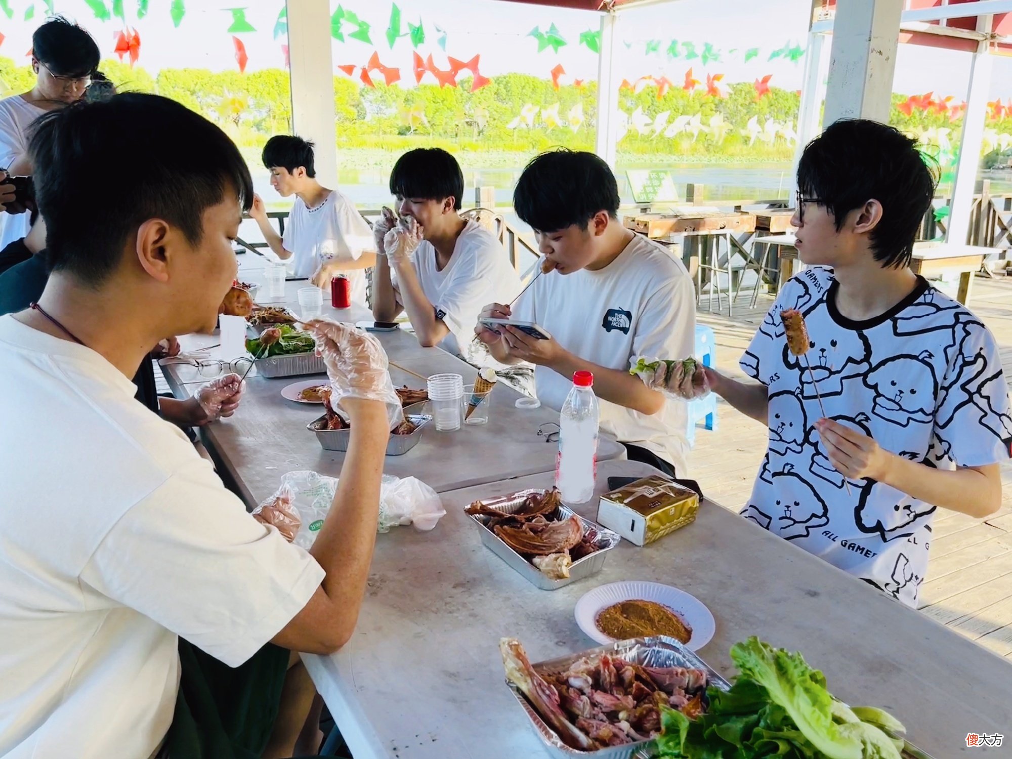 【游戏迷】AG超玩会顺利升到S组，全员野外聚餐，玩家：AG的伙食太好了！