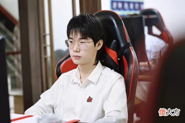 【游戏迷】AG晋级S组，放假1天去团建！11人大合照曝光，久诚的着装有个性