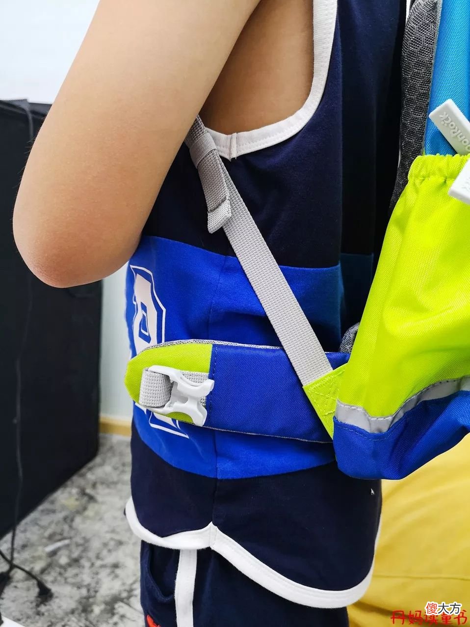 驼背、脊柱侧弯.....选错书包害了娃，一篇告诉你怎么挑