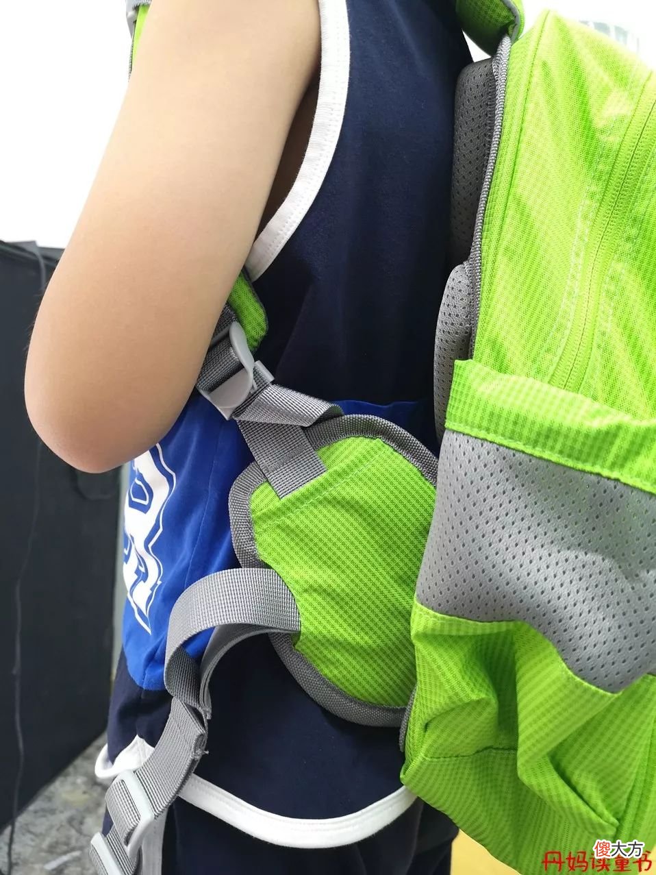 驼背、脊柱侧弯.....选错书包害了娃，一篇告诉你怎么挑