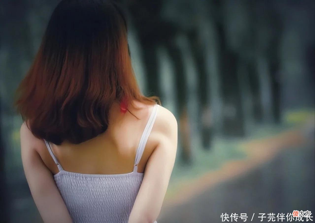 【就爱时尚】女孩披片“布”逛夜市，大妈苦口婆心劝解，男友：管得真宽