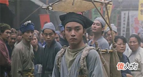 【历史故事】古代书生赶考盘缠丰厚,为何山贼从不劫?山贼:你看他腰间绑的啥