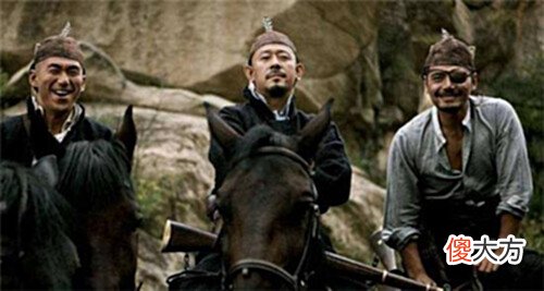 【历史故事】古代书生赶考盘缠丰厚,为何山贼从不劫?山贼:你看他腰间绑的啥