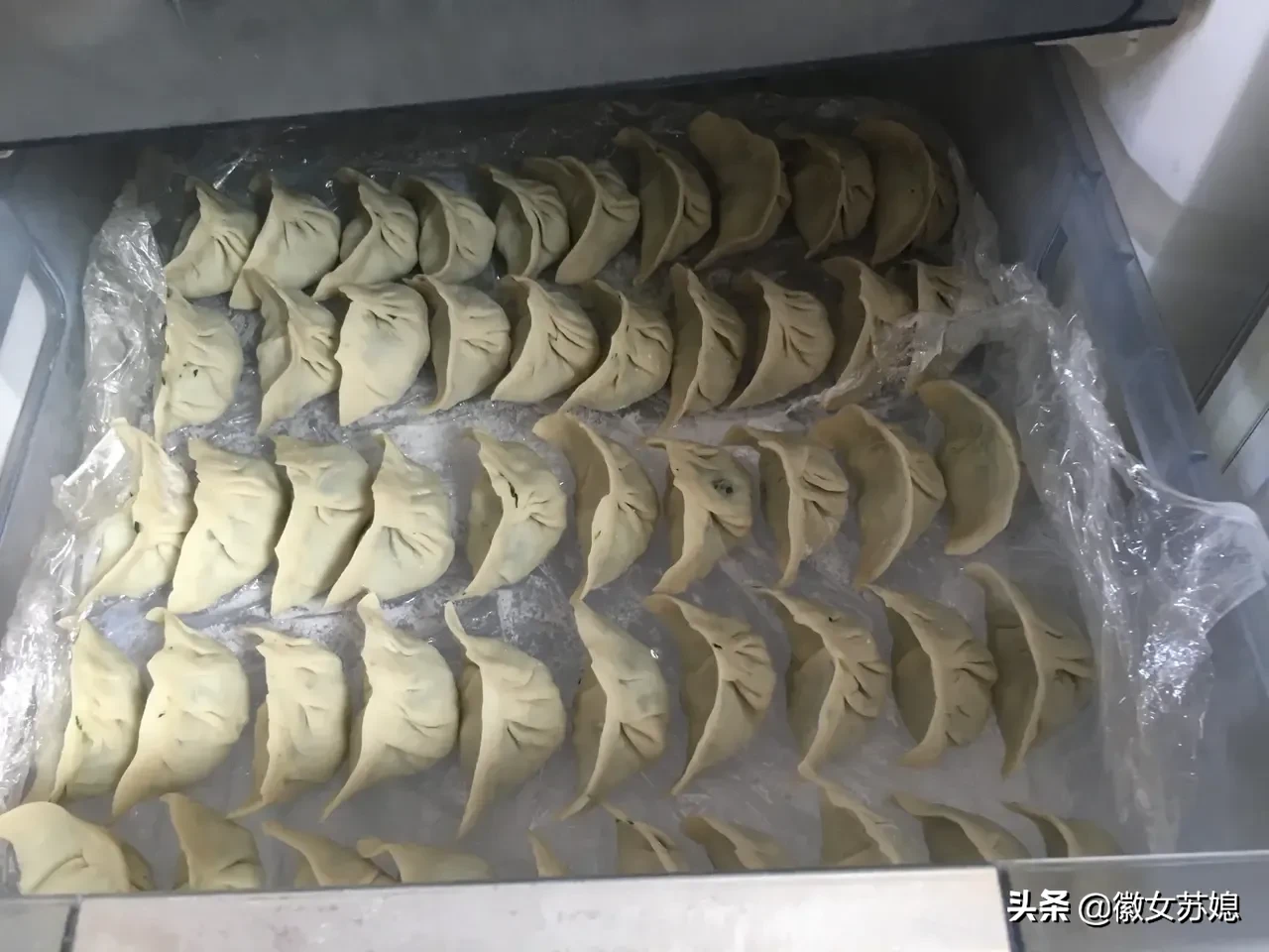上午10点40左右，大伯端着一碗凉拌千张与香菜，进了我们家厨房，坐了下来