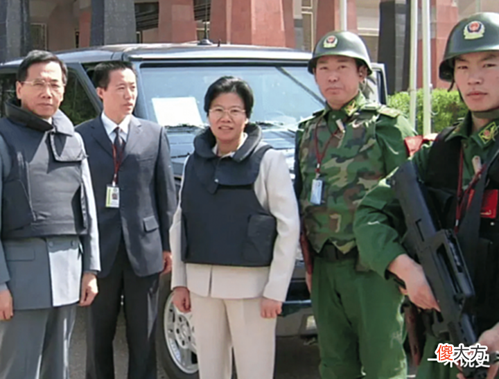 【历史故事】我国驻伊大使杨洪林有多强?穿防弹衣、持机枪,成功解救8个同胞
