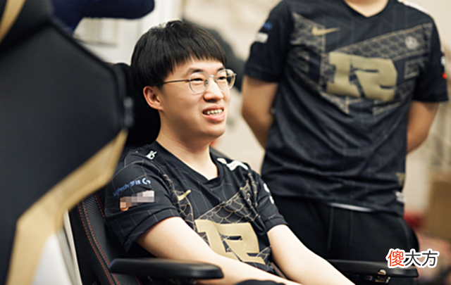 【游戏迷】小虎夸赞chovy飞机玩得好,引起LCK网友不满?为什么不提Faker