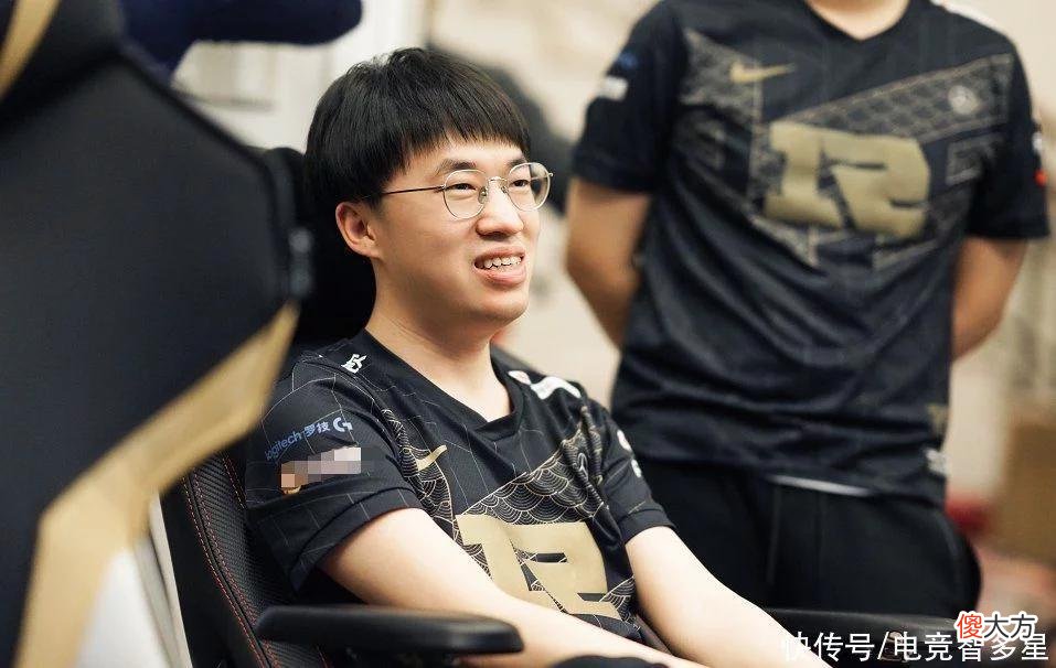 【游戏迷】小虎夸赞chovy飞机玩得好，引起LCK网友不满？为什么不提Faker