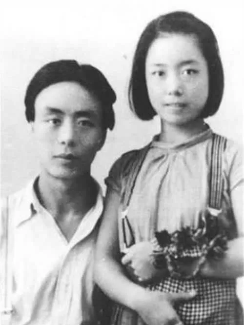 艾青结婚第2年，去学校教书，认识了15岁的女学生张月琴,3年后