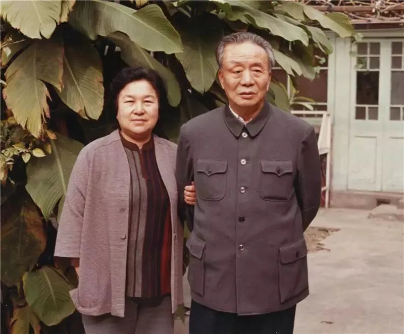 艾青结婚第2年，去学校教书，认识了15岁的女学生张月琴,3年后