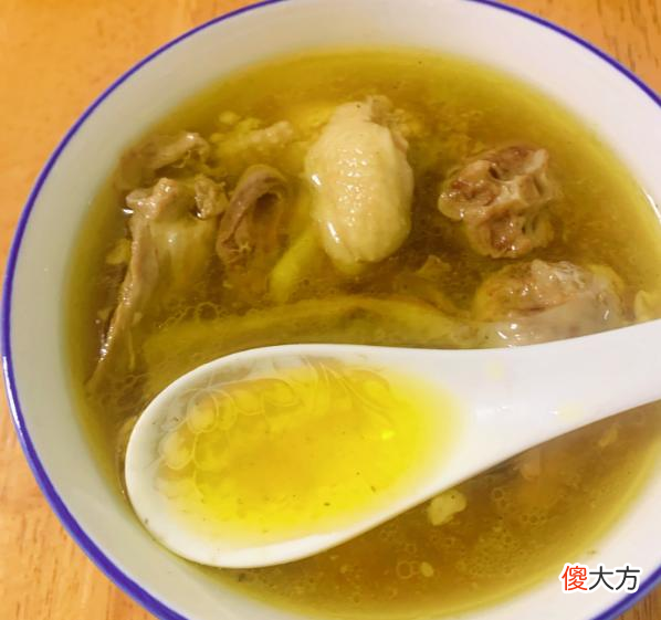 老母鸡跟什么煲汤才好喝 老母鸡和什么食材煲汤好喝，老母鸡煲汤的常见搭配