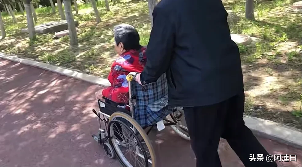 79岁的男人了，怎么就那么懒呢，按说自己的亲爹，不应该这么说他，可我就是气不过