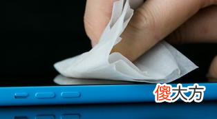 手机屏幕脏了怎么擦拭比较好 用什么擦手机干净又好