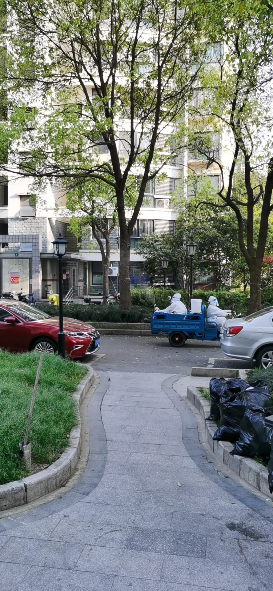 往楼下扔垃圾提示 有几个征兆让我感觉我们小区解封在即了,今天晚上我出门扔垃圾