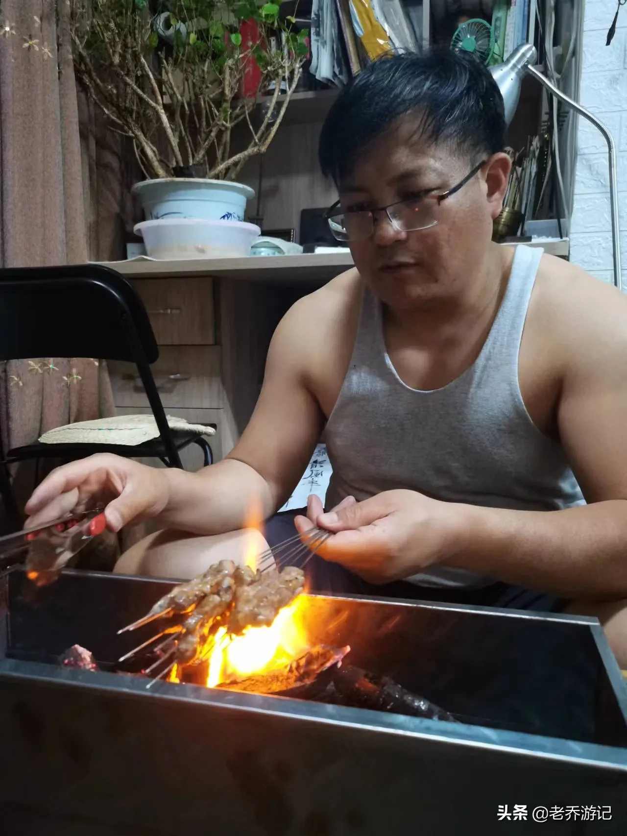 五一最后一天，朋友送的烧烤炉终于用上了，老乔从生手到熟手，只用了一把串儿的工夫
