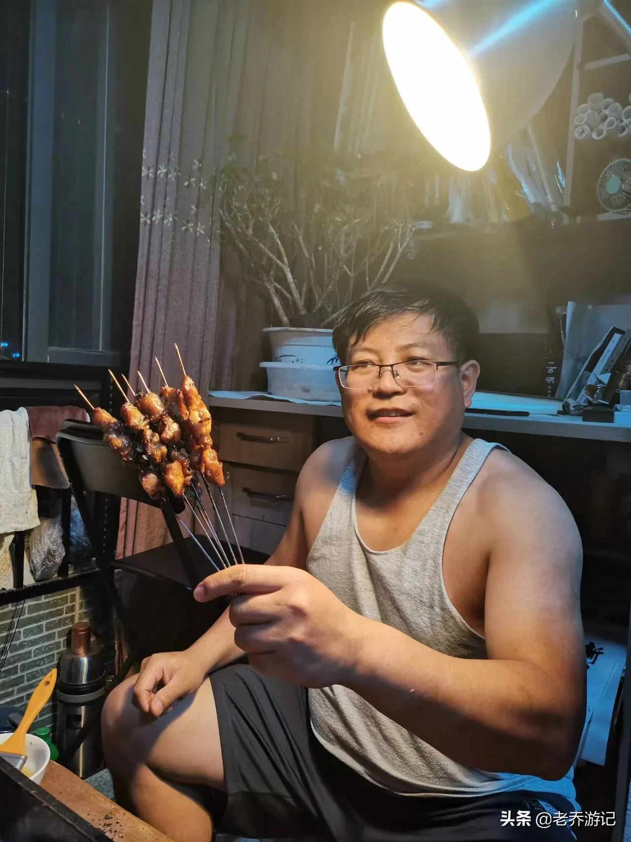 五一最后一天，朋友送的烧烤炉终于用上了，老乔从生手到熟手，只用了一把串儿的工夫