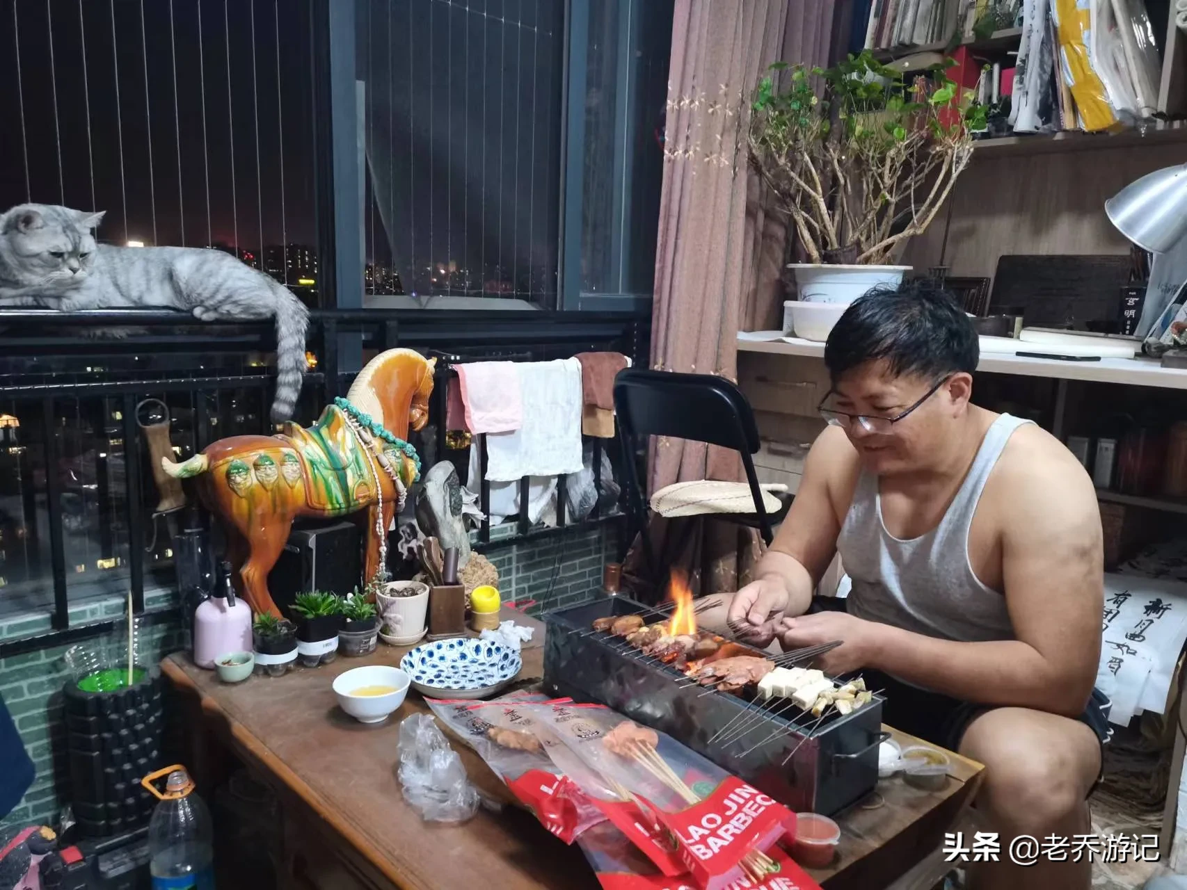 五一最后一天，朋友送的烧烤炉终于用上了，老乔从生手到熟手，只用了一把串儿的工夫