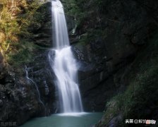 深山的河，直立的水，一帘瀑布的琴声摇曳着草原的丰饶