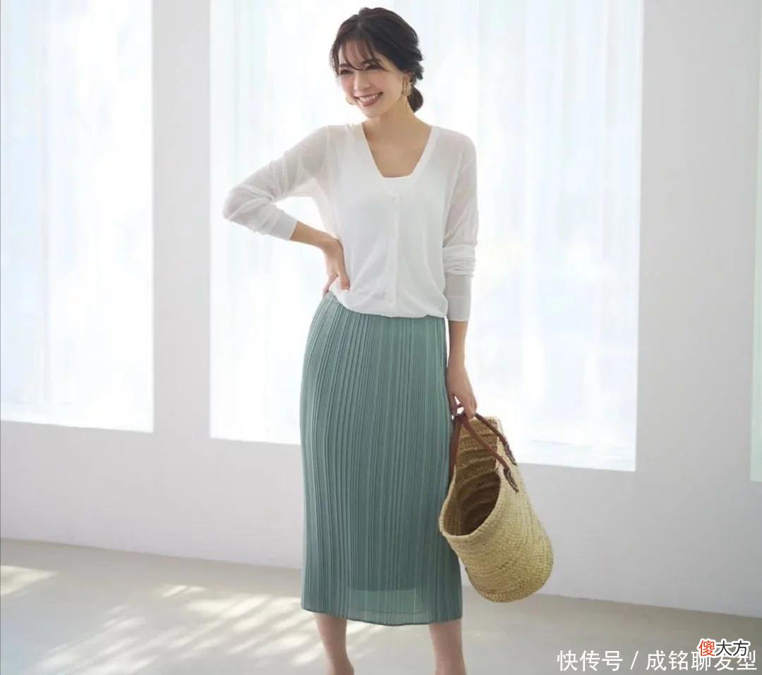 【时尚一点】40+的女人如何穿出好衣品？学会这三个穿搭配色原则，时尚又减龄