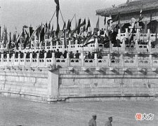 【爱历史】1918年，民国大总统阅兵仪式现场老照片，你看看是哪位总统？