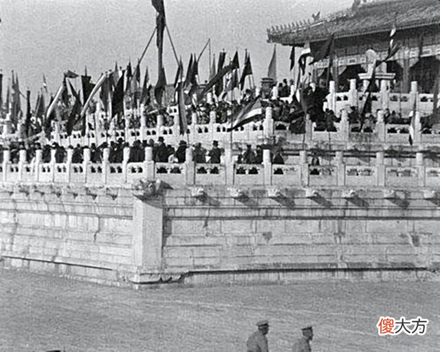 【爱历史】1918年，民国大总统阅兵仪式现场老照片，你看看是哪位总统？