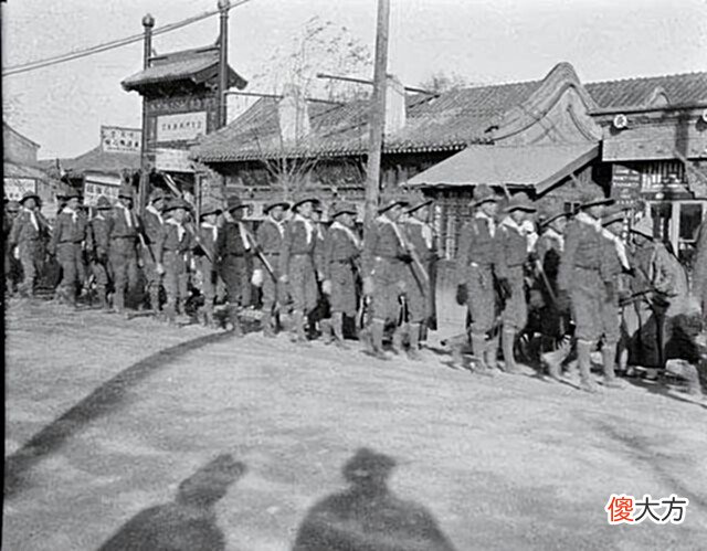 【爱历史】1918年，民国大总统阅兵仪式现场老照片，你看看是哪位总统？