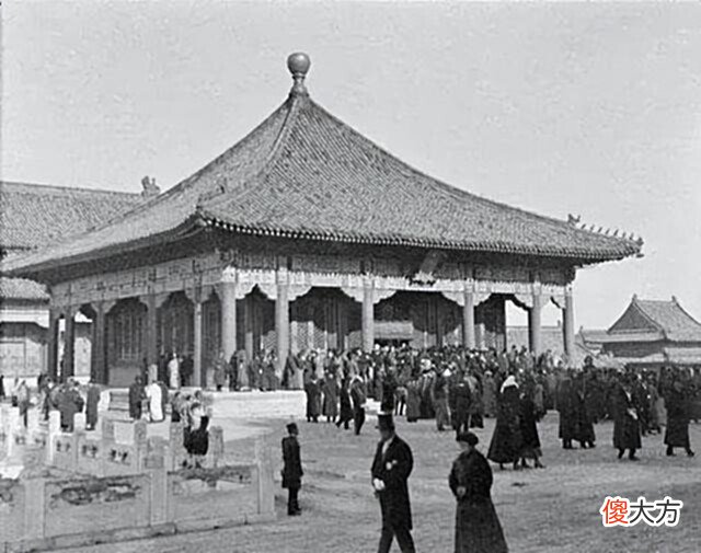 【爱历史】1918年，民国大总统阅兵仪式现场老照片，你看看是哪位总统？