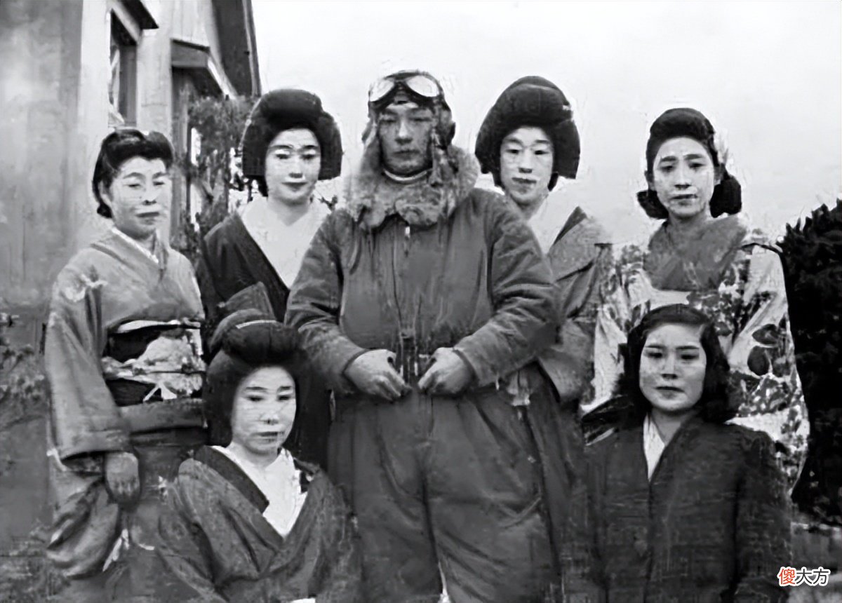 【历史故事】日本战败后，麦克阿瑟问天皇：你为何不切腹？天皇冷冷说了四个字