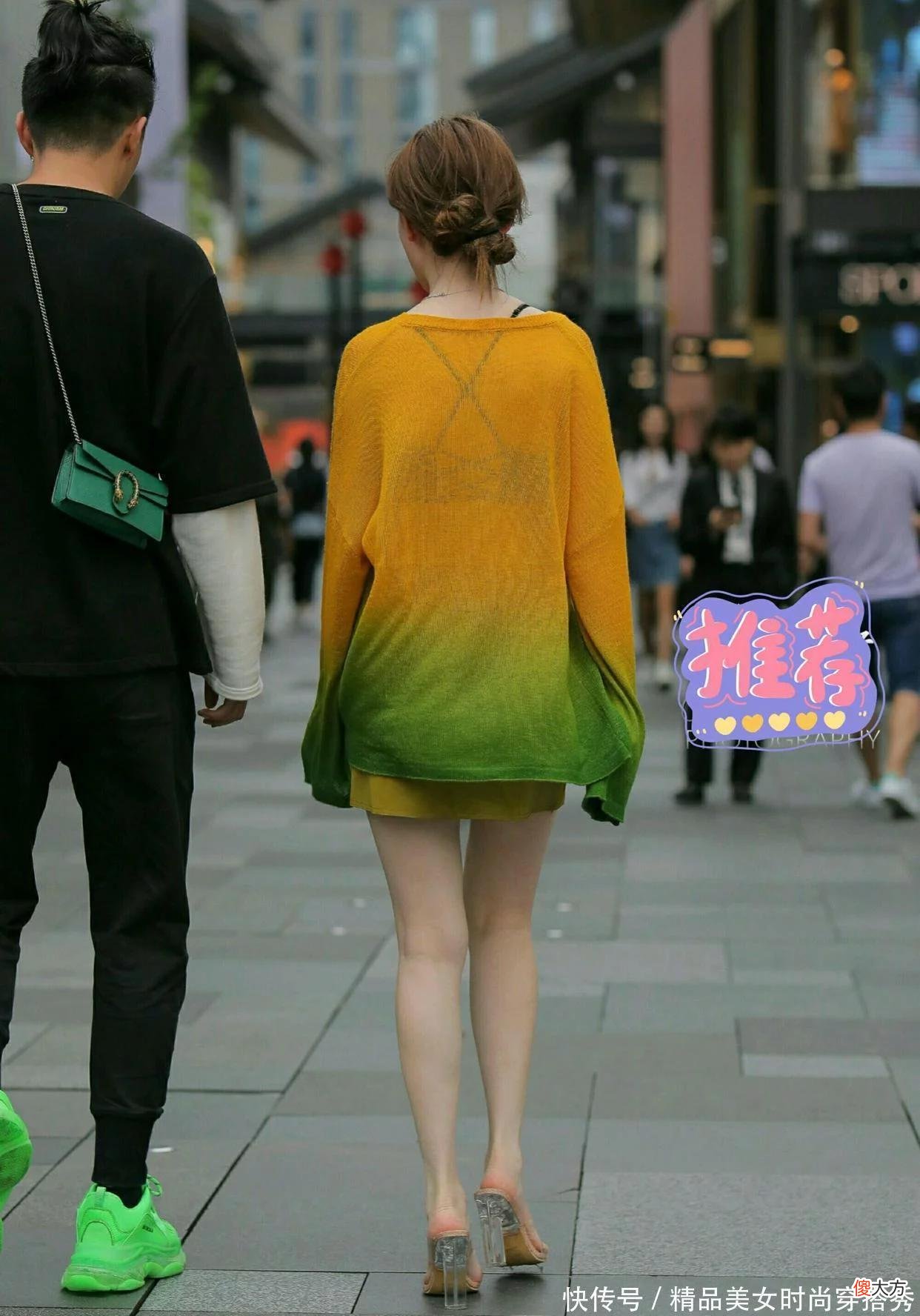 【时尚一点】小姐姐橙绿渐变色上衣搭配草绿色短裙显得温柔可爱
