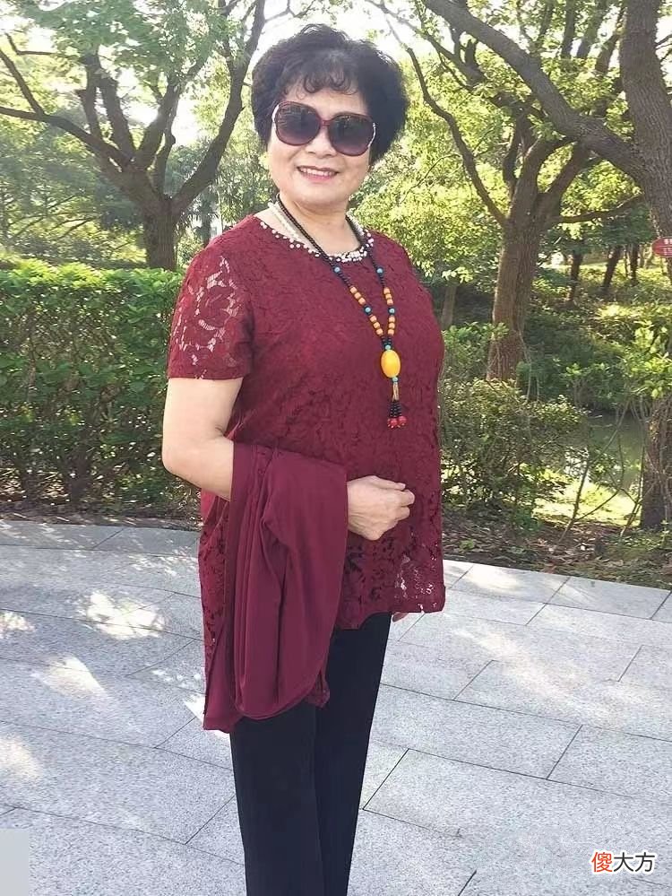 【就爱时尚】打扮优雅的60岁微胖妈妈：出门不穿蕾丝，懂得收腰，时尚又显瘦